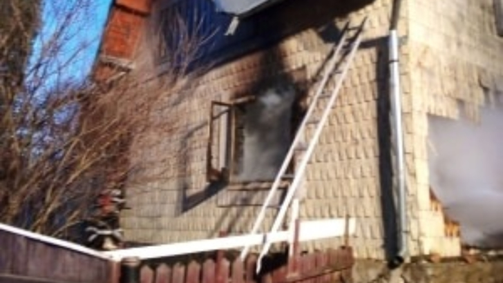 Tragedie, la Suceava! O femeie a murit, după ce casa i-a fost înghițită de flăcări